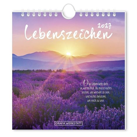 Lebenszeichen 2024. Das Leben liebt dich, so wie du bist. Lila Blumenfeld im Vordergrund, Sonnenaufgang über Bergen.