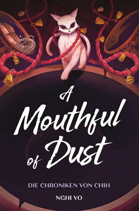Text: "A Mouthful of Dust, Die Chroniken von Chih, Nghi Vo." Illustration: Eine Katze mit roten Seilen und Glocken.