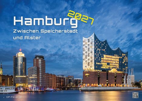 „Hamburg 2027 – Zwischen Speicherstadt und Alster“. Abendliches Panorama mit Gebäuden, darunter die beleuchtete Elbphilharmonie.