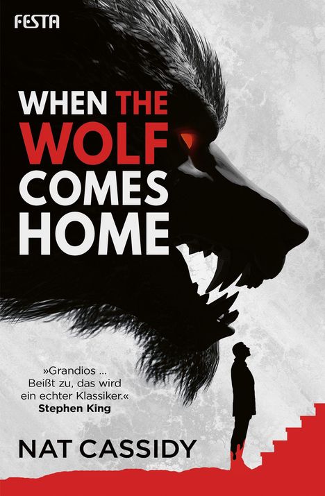 "When the Wolf Comes Home" in großen Buchstaben, ein bedrohlicher Wolf mit rotem Auge vor grauem Hintergrund, Silhouette eines Mannes.