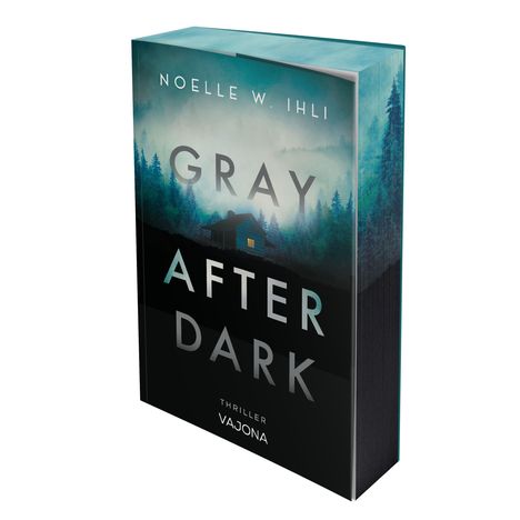 "NOELLE W. IHLI, GRAY AFTER DARK, THRILLER, VAJONA" über Waldlandschaft mit einsamer Hütte, mysteriöser Nebel.