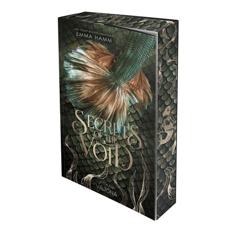 „Secrets of the Void“, Emma Hamm. Schuppenmuster und ein detailreicher Fischschwanz befinden sich auf dem Umschlag.