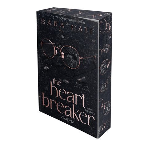 Buchcover mit der Aufschrift "the heartbreaker". In einer Brille ist ein Riss zu sehen. Text: "Moral stand mir nie im Weg".