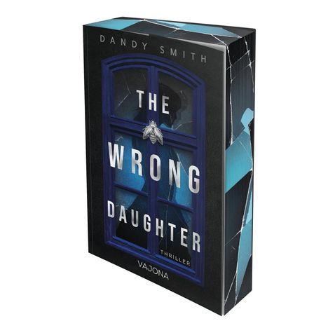 „THE WRONG DAUGHTER“ von Dandy Smith, Thriller. Ein blaues Fenster mit Rissen und einer Fliege darauf.