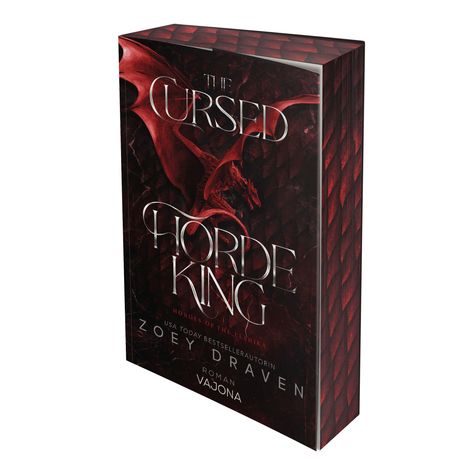 Buchcover: "THE CURSED HORDE KING", Rot-schwarzer Drache im Hintergrund, Autor: ZOEY DRAVEN, Roman bei VAJONA.
