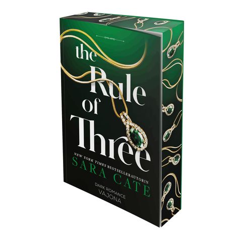 "The Rule of Three" von Sara Cate, dunkelgrünes Cover mit goldener Halskette und smaragdgrünem Anhänger.