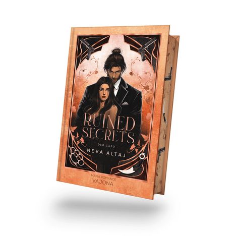 „Ruined Secrets - Der Capo“ von Neva Altaj, Mafia Romance. Illustration mit einem Paar und stilisierten Pistolen.