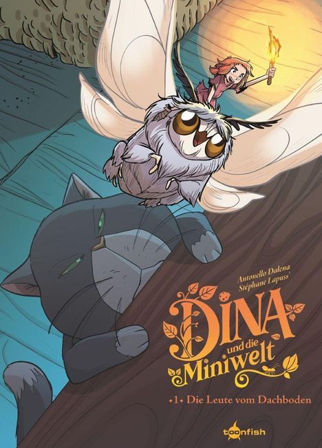 „Dina und die Miniwelt“, „Die Leute vom Dachboden“. Ein Mädchen reitet auf einer Eule über eine schlafende Katze.