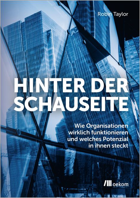 „Hinter der Schaueseite“ und weitere Details vor urbaner Glasfassade. Logo von oekom unten rechts.