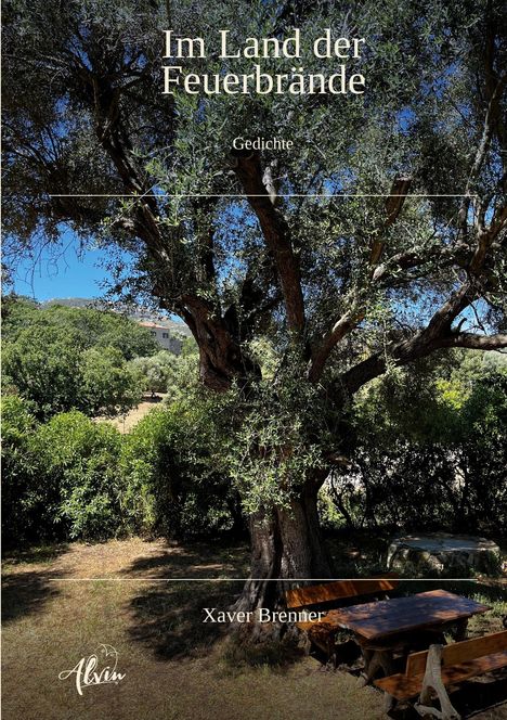 "Im Land der Feuerbrände" und "Gedichte" stehen über einem großen Baum mit Holzsitzgruppe darunter.
