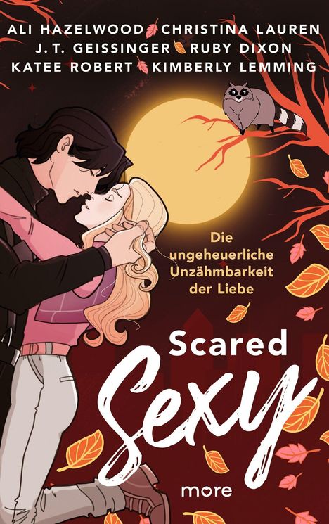 Titel: Scared Sexy. Autoren: Ali Hazelwood, Christina Lauren, J.T. Geissinger, Ruby Dixon, Katee Robert, Kimberly Lemming. Illustration: Ein Paar in inniger Umarmung, umgeben von Herbstblättern und einem Waschbär auf einem Ast.