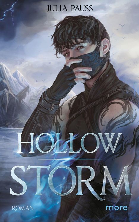 Texte: "JULIA PAUSS", "HOLLOW STORM", "ROMAN", "more". Illustration: Junge mit Maske, Berge, stürmischer Himmel.