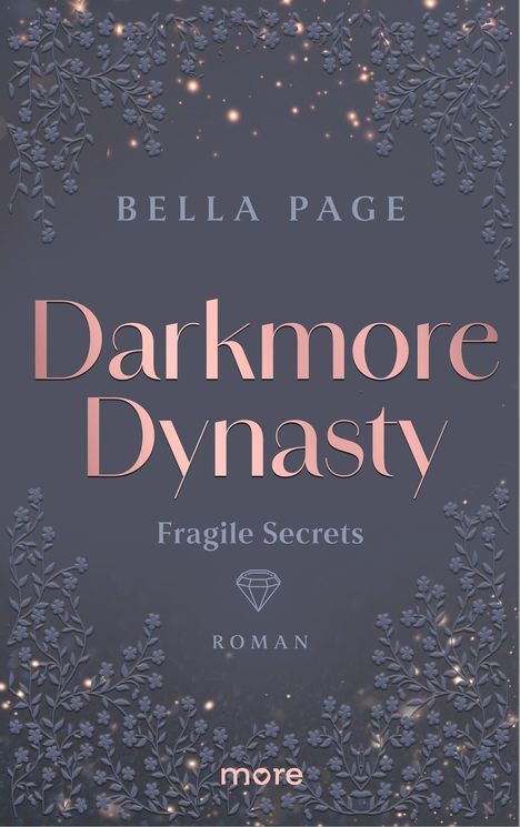 Text: "Darkmore Dynasty", "Bella Page", "Fragile Secrets", "ROMAN", "more". Florales Muster mit glühenden Partikeln.