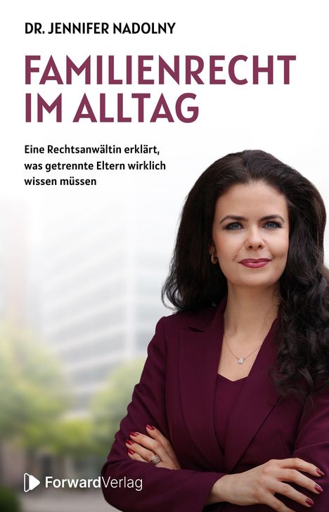Dr. Jennifer Nadolny: "Familienrecht im Alltag". Eine Frau im bordeauxroten Anzug mit verschränkten Armen.