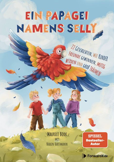 Ein Papagei mit bunten Federn fliegt über drei lachende Kinder, die sich an den Händen halten.