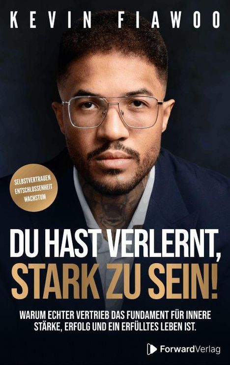 „Du hast verlernt, stark zu sein!“ Text über Selbstvertrauen. Ein Mann mit Bart und Brille in Anzug auf dunklem Hintergrund.