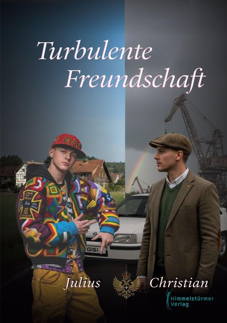 "Turbulente Freundschaft" steht oben. Zwei Männer, Julius bunt gekleidet, Christian in Tweed, stehen vor einem Auto.