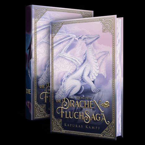 Text: "S.L. Dragoria, Die Drachenfluchsaga, Kapuras Kampf". Zwei Bücher mit weißen Drachen vor einem Himmelshintergrund.