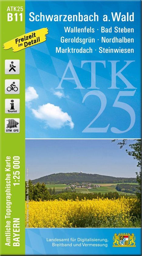 ATK25 B11, Schwarzenbach a.Wald, Freizeit im Detail. Landschaft mit gelbem Feld und Hügel in der Ferne. Logo: Bayern.