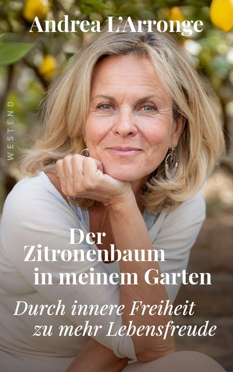 „Andrea L'Arronge. Der Zitronenbaum in meinem Garten. Durch innere Freiheit zu mehr Lebensfreude.“ Frau lächelt sanft.