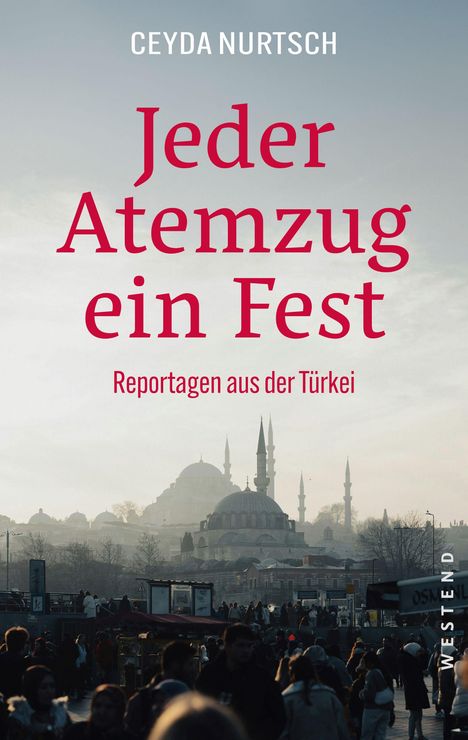 „Jeder Atemzug ein Fest. Reportagen aus der Türkei“ von Ceyda Nurtsch. Menschenmenge vor Moschee im Hintergrund.