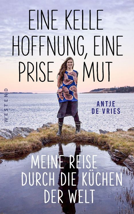 „Eine Kelle Hoffnung, eine Prise Mut. Meine Reise durch die Küchen der Welt.“ Frau steht am Wasser.