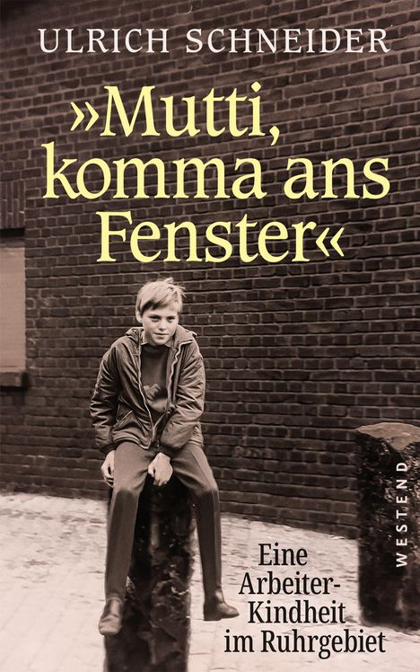 „ULRICH SCHNEIDER, 'Mutti, komma ans Fenster', Eine Arbeiter-Kindheit im Ruhrgebiet“. Ein Junge sitzt nachdenklich auf einem Sockel.
