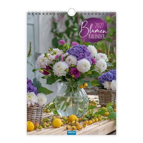 "2027 Blumen Kalender" in lila Schrift; Glasvase mit weißen und violetten Blumen, umgeben von gelben Früchten auf Holz.