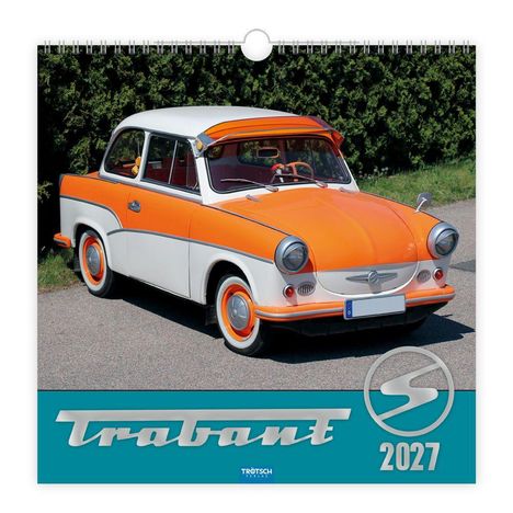 "Trabant 2027" Text über einem orange-weißen Retro-Auto, umgeben von grüner Hecke auf Asphalt. Oben Kalenderbindung.