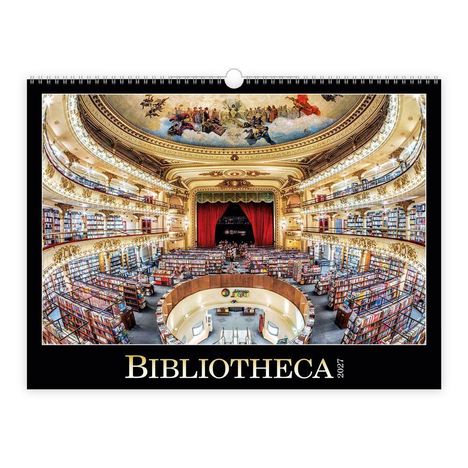 Text: "BIBLIOTHECA 2023". Eine prächtige, opulent beleuchtete Bibliothek mit Regalen, Balkonen und einer bemalten Decke.