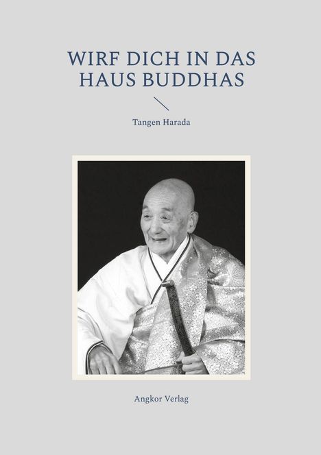 "WIRF DICH IN DAS HAUS BUDDHAS", Tangen Harada, Angkor Verlag. Schwarz-weißes Porträt eines lächelnden Mannes in traditioneller Kleidung.