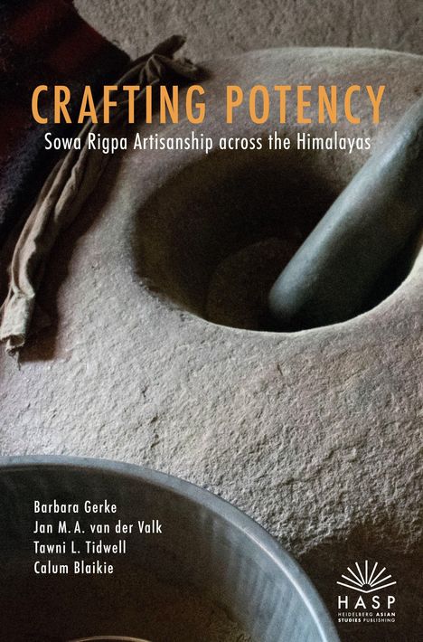 „Crafting Potency: Sowa Rigpa Artisanship across the Himalayas.“ Autoren: Barbara Gerke, Jan M.A. van der Valk, Tawni L. Tidwell, Calum Blaikie. Ein Mörser und Stößel vor einem steinernen Hintergrund. Links unten ein rundes Logo mit Schriftzug „HAS“.