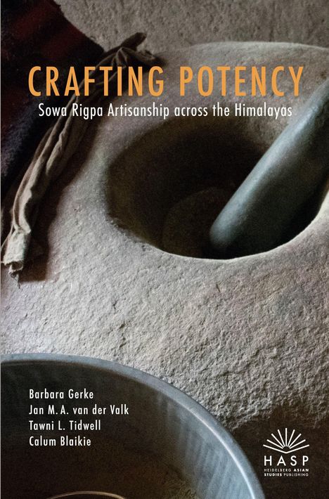 "Crafting Potency: Sowa Rigpa Artisanship across the Himalayas." Autoren: Barbara Gerke, Jan M.A. van der Valk, Tawni L. Tidwell, Calum Blaikie. HASP Logo. Im Hintergrund ein traditioneller Mörser und Stößel auf einer rauen Oberfläche.