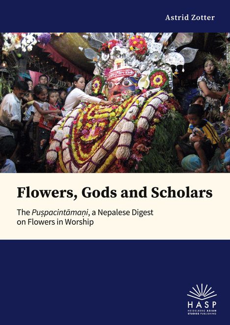 Oben steht "Astrid Zotter", unten "Flowers, Gods and Scholars". Menschen dekorieren eine bunte Statue mit Blumen.