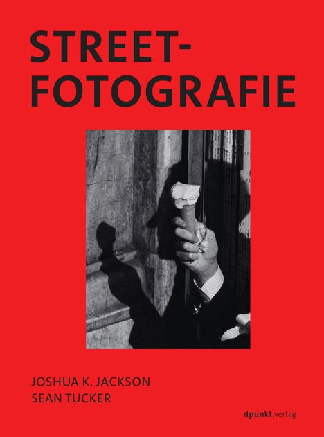 Text: "Street-Fotografie", "Joshua K. Jackson", "Sean Tucker", "dpunkt.verlag". Schwarz-Weiß-Foto von Hand mit Eis.