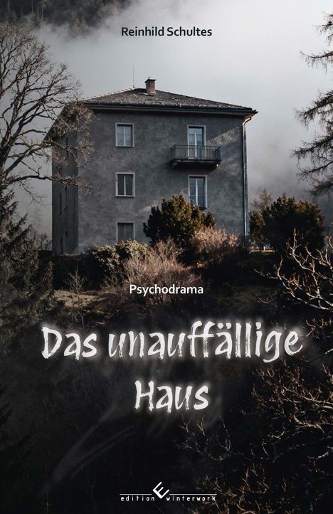 „Reinhild Schultes“, „Psychodrama“. Titel: „Das unauffällige Haus“. Altes Gebäude in nebliger Landschaft, umgeben von Bäumen.
