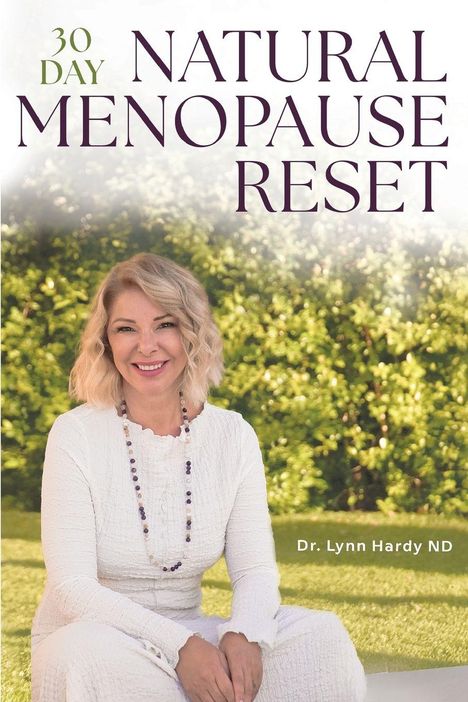 Oben steht: "30 Day Natural Menopause Reset". Dr. Lynn Hardy ND sitzt lächelnd in weißer Kleidung vor grünen Büschen.