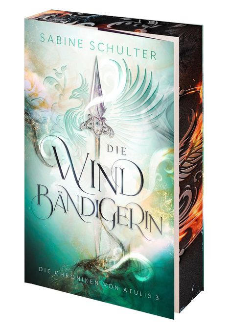 „Sabine Schulter: Die Windbändigerin. Die Chroniken von Atulis 3.“ Illustration mit Speer und magischen Wellen.