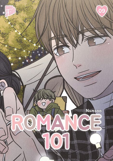 "ROMANCE 101" in großen Buchstaben. Eine lächelnde Person, bunte Lichterketten, fröhliche Stimmung, Camping-Szene.