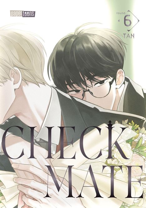 "CHECK MATE" steht in großen Buchstaben. Zwei stilisierte Männer, der eine mit Brille, im Vordergrund hält jemand Blumen.