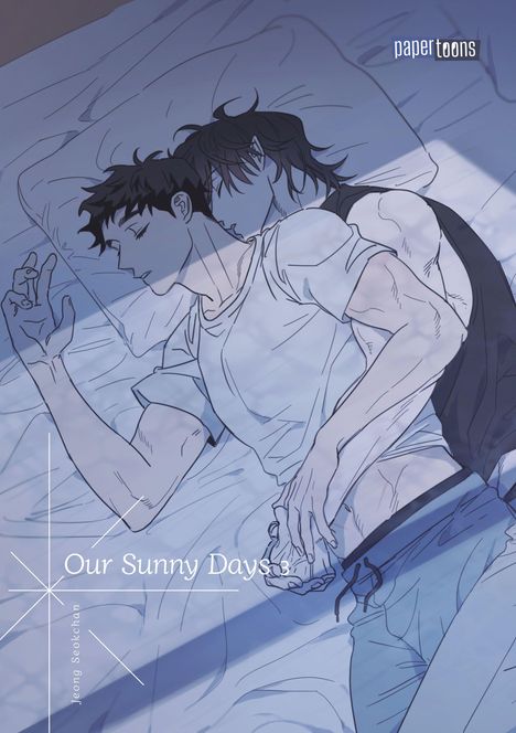 "Our Sunny Days" in weißer Schrift. Zwei Personen liegen auf einem Bett, umarmen sich und wirken entspannt.