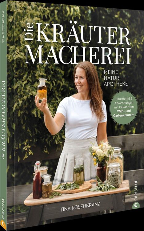 „Die Kräutermacherei: Meine Naturapotheke“ von Tina Rosenkranz. Frau mit Glas in der Hand, umgeben von Kräutern.