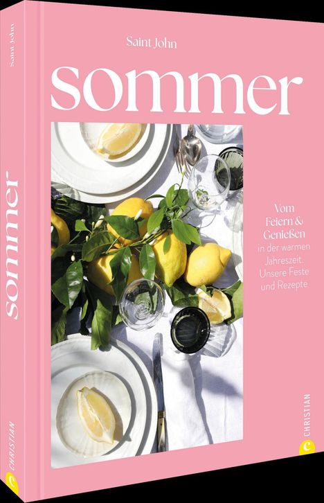 "Sommer" in großer weißer Schrift, darunter Zitronen auf einem gedeckten Tisch. Pinker Hintergrund mit weißem Text.