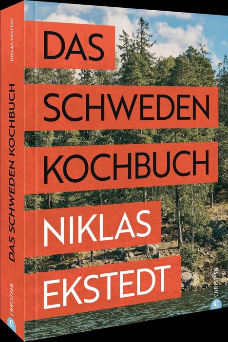 „Das Schweden Kochbuch“ von Niklas Ekstedt. Hintergrund: Waldlandschaft mit blauen Himmel.
