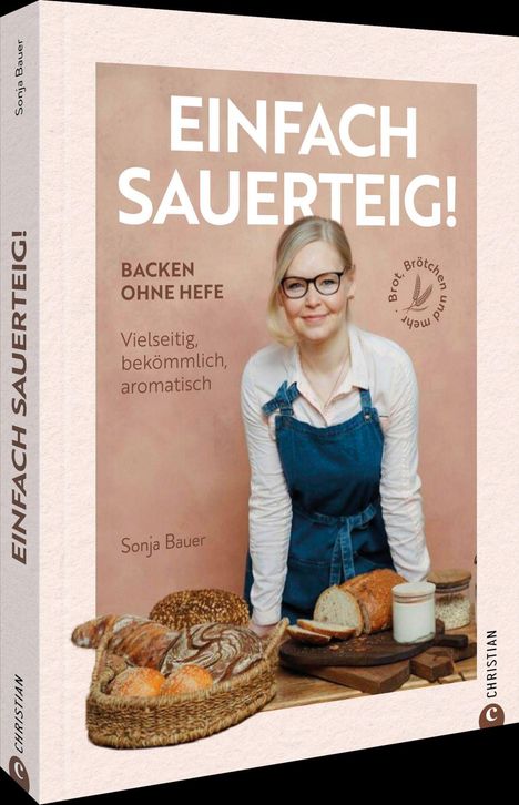 "EINFACH SAUERTEIG! Backen ohne Hefe. Vielseitig, bekömmlich, aromatisch. Sonja Bauer." Frau mit Schürze neben Brotkorb.