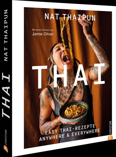 "Nat Thaipun. Mit einem Vorwort von Jamie Oliver. THAI. Easy Thai-Rezepte Anywhere & Everywhere." Eine Person isst Nudeln.