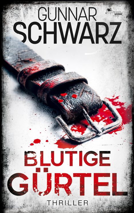 „GUNNAR SCHWARZ, BLUTIGE GÜRTEL, THRILLER“. Ein blutiger Ledergürtel mit Schnalle auf weißem Untergrund.