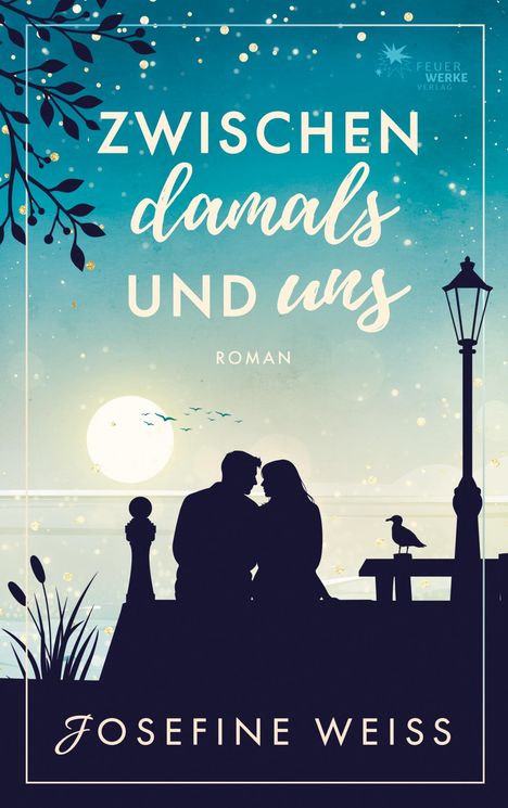 "Buchcover: 'Zwischen damals und uns', Roman von Josefine Weiss. Silhouette eines Paares bei Mondlicht, Lampenpfahl, Möwe."