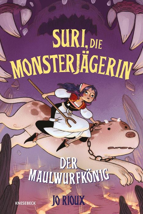 "Suri, die Monsterjägerin: Der Maulwurfkönig" von Jo Rioux. Illustration: Mädchen reitet ein seltsames Tier, umgeben von Klauen.
