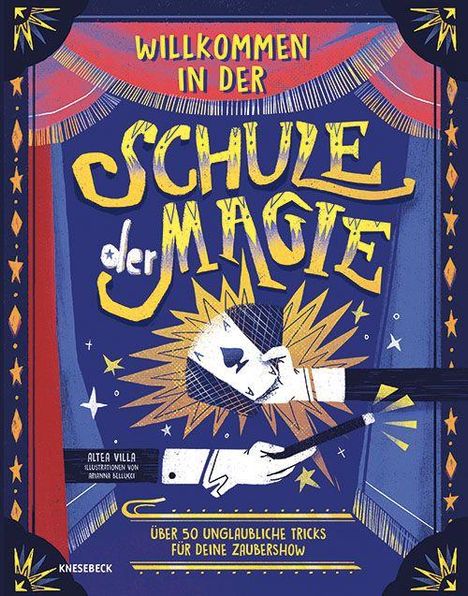 "Willkommen in der Schule der Magie" steht groß, darunter eine illustriert Hand mit Zauberstab und Spielkarten auf blauem Hintergrund.